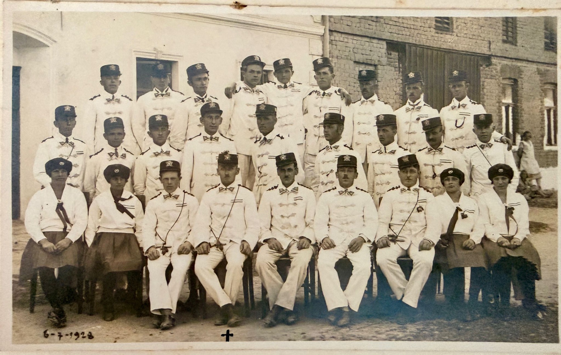 1. dochované foto sboru z roku 1928, bratři: Stratil František, Mach František, Vočka Jiří, Langr Jan, Koudelný Karel, Vočka Josef, Opletal Josef, Poplach Jaroslav, Vočka Jan, Kvapil Josef, Přidal František, Zatloukal František, Konopka Josef, Dostál Ladislav, Říman Ludvík, Přidal Květoslav, Benda Vojtěch, Vymlátil František, Kvapil Jindřich, Poplach Karel. Sestry: Poprachová Marie, Bendová Jaromíra, Kvapilová Marie a Jarošová Mil. 