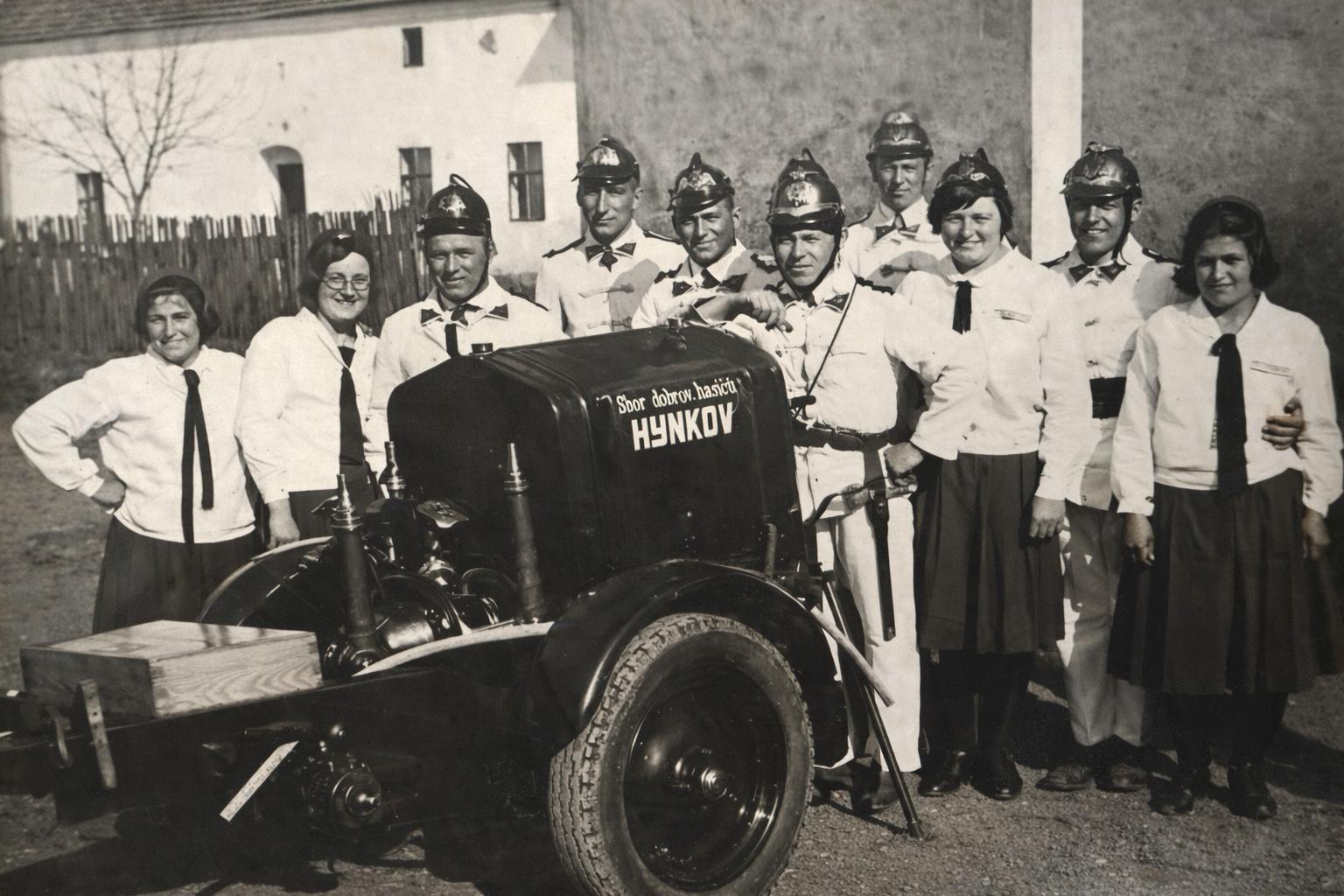 26.3.1933, technická zkouška mot. stříkačky, v popředí zbrojmistr Josef Vočka, zprava: Josefa Jarošová, Václav Vočka, Anežka Soborová, Josef Hrabal, Josef Konopka, František Zatloukal, Jan Vítek, Žofie Vymlátilová a Slávka Vítková